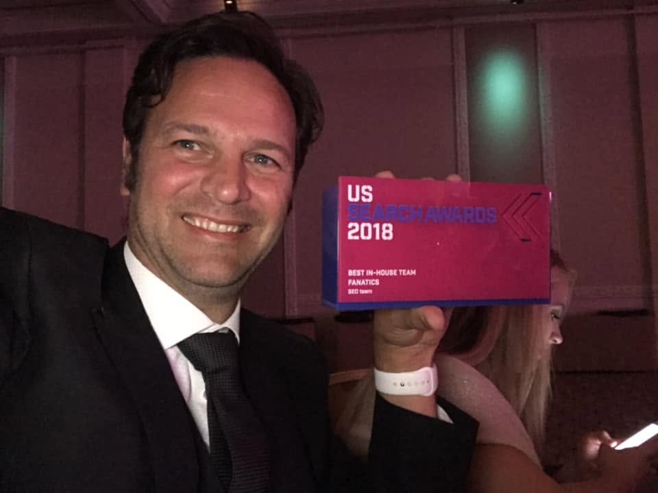 Dennis Goedegebuure holding the US Search Awards 2018 trophy for Best In-House Team, Fanatics SEO team